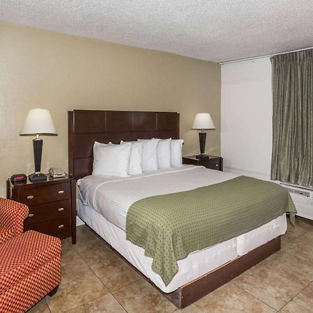 Days Inn By Wyndham St. Petersburg / Tampa Bay Area Pinellas Park Exteriér fotografie